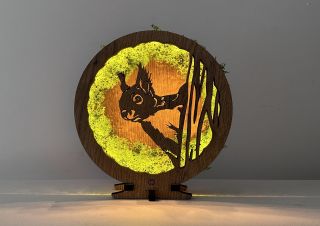🌿🐿️ Představujeme originální doplněk, který oživí váš interiér. Podívejte se na naši lampu "Mechová veverka" - dokonalá...